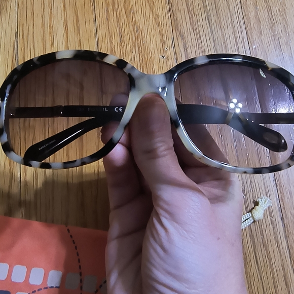Fossil sunglasses, black and tan marbled with orange carrying case - Picture 7 of 10